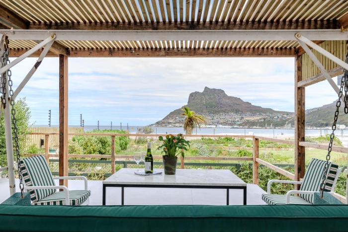 Beachfront 3 Bed With Private Parking & BBQ Area