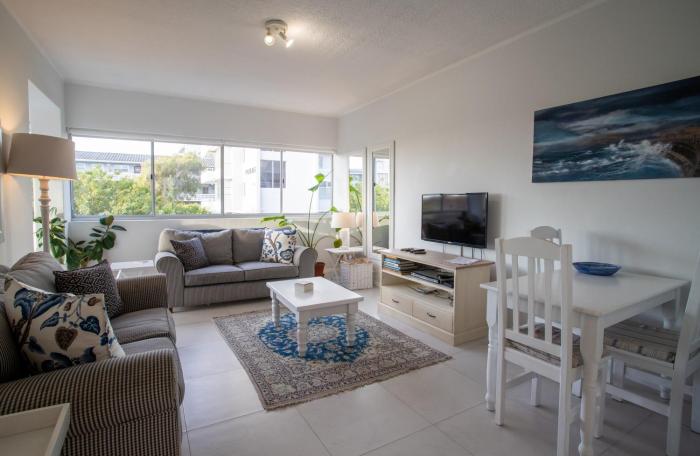 Sunny 2 Bedroom Apartment with Sea Views