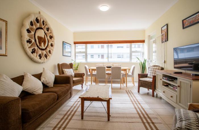 Beautiful mountain view apartment in Sea Point