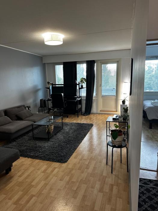 54m2 10min walk to train station 15mins train to airport and 25mins train to centre