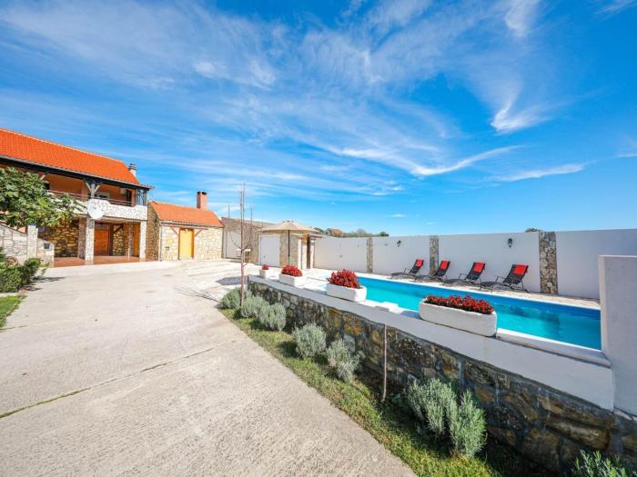 Villa in Poličnik with Pool near Zadar