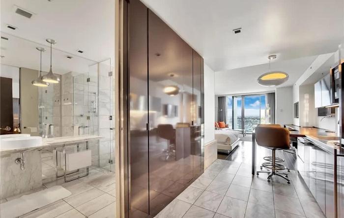 Luxurious Sub-Penthouse Studio Balcony Access