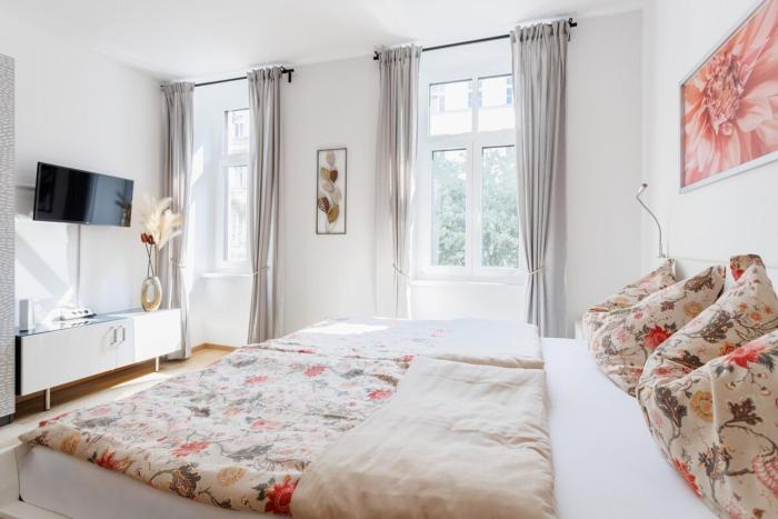 Central Renovated Apartment with AC & Free Parking