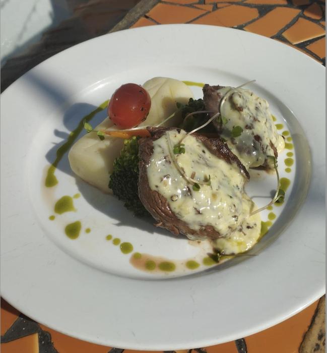 Mountain Pepper Palate Bed, Breakfast & Movie