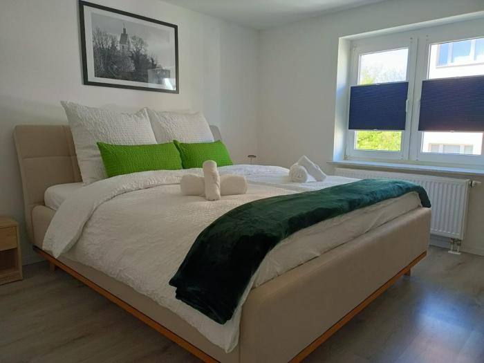 D-Quadrat FeWo "Doni" für Familien, Geschäftsreisende, Urlauber mit 3 Zimmern, Tageslichtbad, Südbalkon und Kingsize-Betten, max 6 Personen