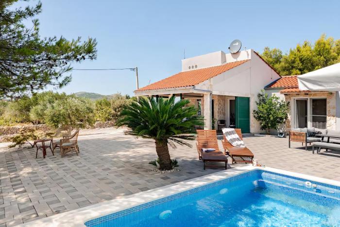 Charming holiday home-heated pool, nature escape