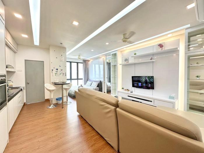 SilkSky Homesuit -3 Pax, Near The Mines, Free Car Park, 200mbps WIFI, Netflix
