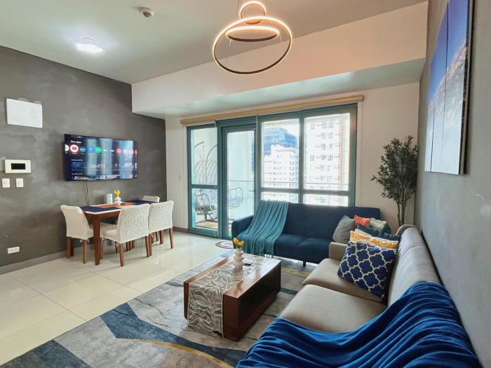 HUGE 2BR BGC Suite 70sqm, Perfect for 6, Balcony, Pool & Uptown Mall Connector, Ste 25