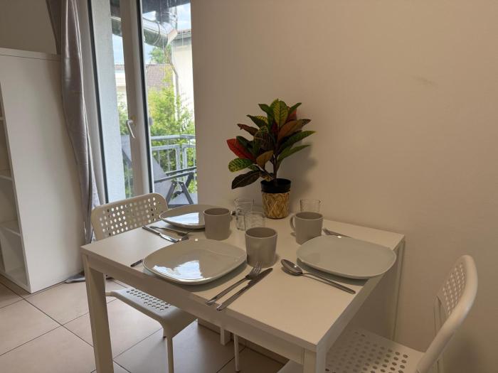 Modernes 2-Zimmer Apartment mit 4 Einzelbetten, Küche & Balkon