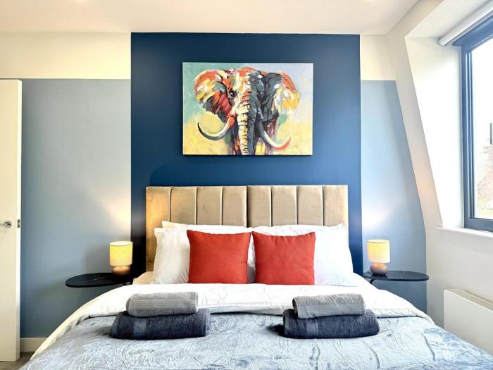 Contemporary Designer 2 Bed Apartment, Free Parking, Gym, Yoga & Cinema Room