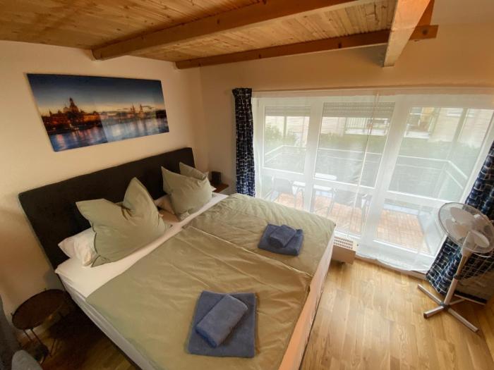 Saxonia HomeDeLuxe Appartement Dresden Neue Hochwertige voll ausgestattete Ferienwohnung mit Küche XXL Boxspringerbett 2 Einzelbetten Highspeed InternetFlatrate und Balkon Ideal für Familien Paare Kulturinteressierte und Geschäftsreisende mit MWSt