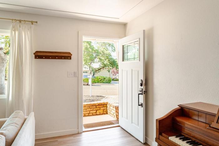 Cheerful Three Bedroom with a Fireplace