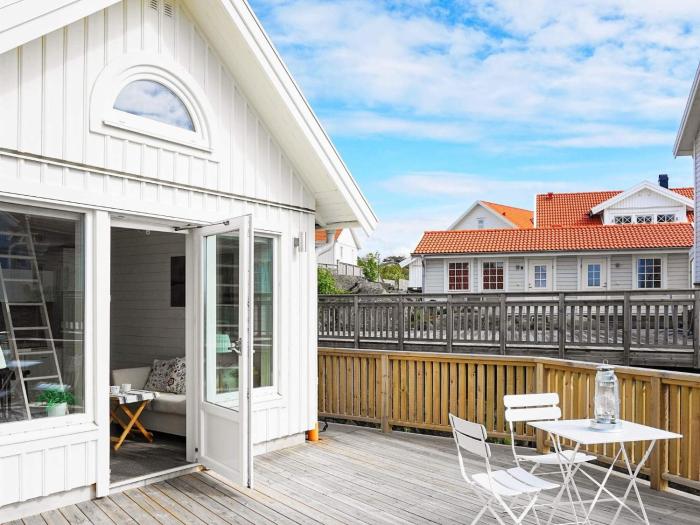 2 person holiday home in Rönnäng