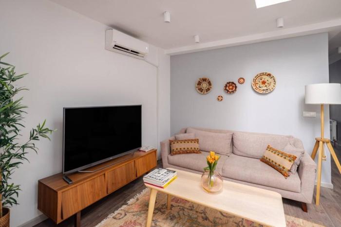 Amazing Luxury Duplex High Ceiling Patio! #403