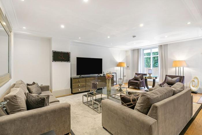 Exclusive Two-Bed Flat on Iconic Park Lane 15A