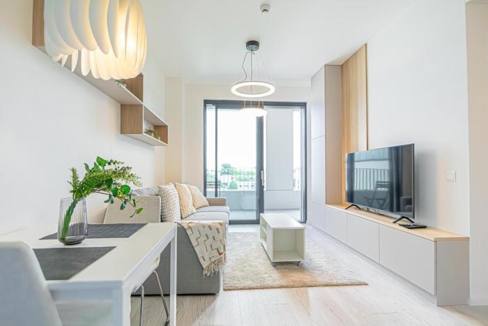 Stylish 1BR & 1LR Apartment Cozy City View