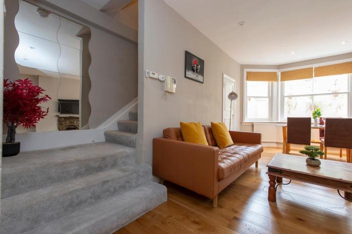 Holland Park spacious apartment