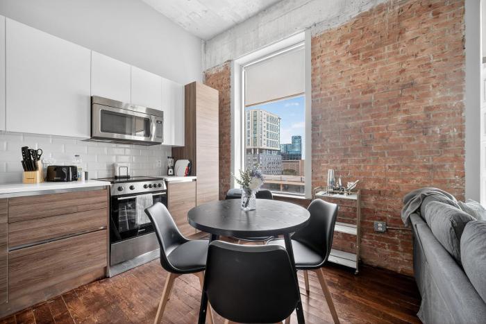 Stunning Downtown Apartment with Pool, Laundry, Parking