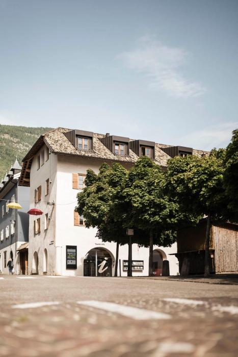 Schmitte am Sonnenwirtsplatz Eppan in South Tyrol, perfect starting point for bike and hike