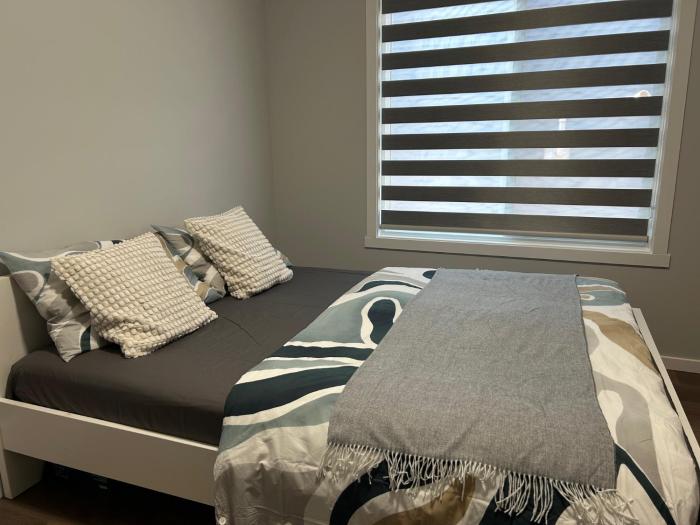 1BR suite, 20 minutes from the airport, with a kitchen