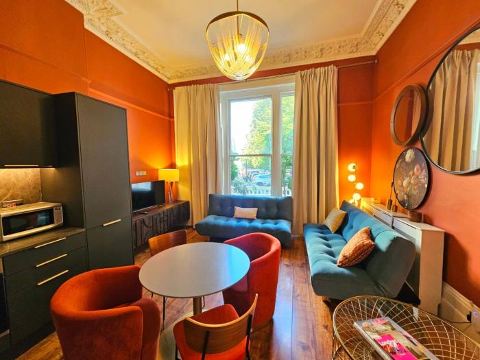 Beautiful & Bright Victorian Home with High Ceiling in Paddington near Hyde Park by Tube Stations - Ground Floor, No Stairs