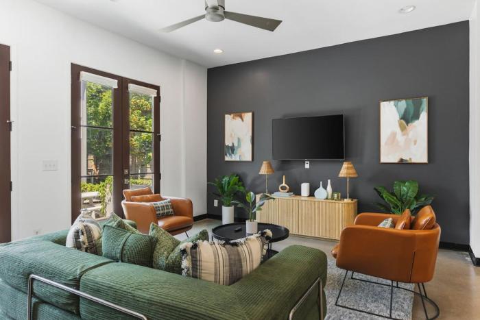 Rooftop Patio with Parking WALK to Belmont and 12 South