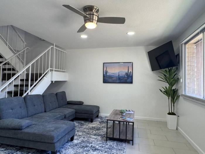 4BR Luxury, Walk to Old Town, Arcade, Pool, 12 Guests