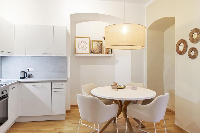 Moderne Zwei Zimmer Altbauwohnung im Stadtkern