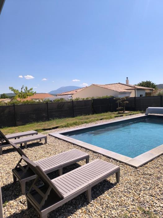 villa récente climatisée avec piscine privée