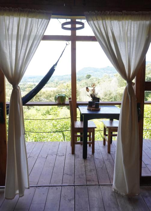 Cabaña Del Ermitaño entre los árboles del bosque de Efímero la Ceja