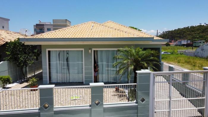 Casa com Piscina à 130m da praia do gravata