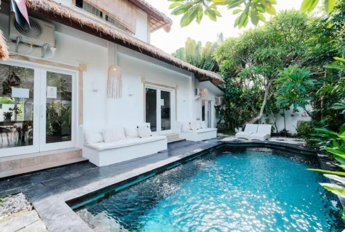 Steps to Canggu Beach Six Bedrooms, Five Baths