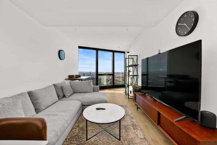 Home in the Sky 58th Floor Apt at Australia 108