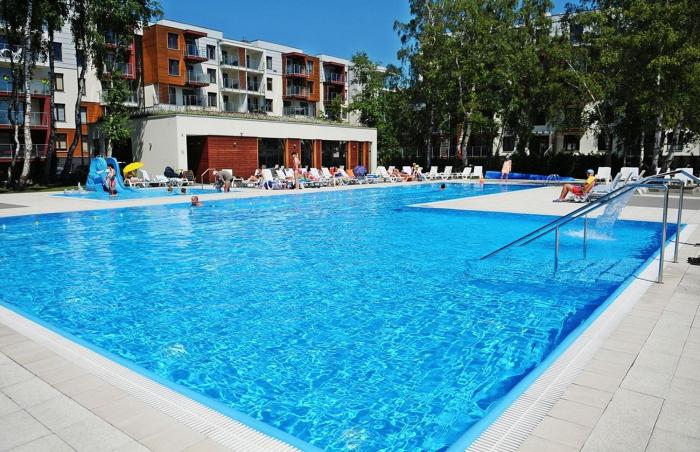 Apartamenty BalticON Polanki - Sauna, Fitness inclusive - Basen latem, Pool im Sommer