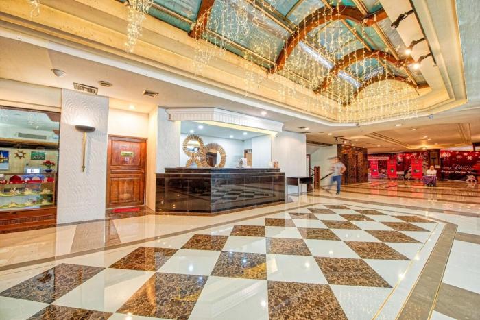 Penthouse Studio w Mountain View and Balcony