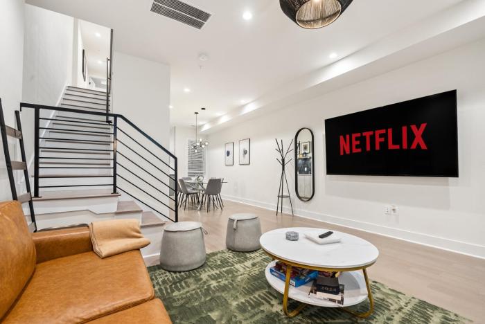 5-Bedroom Home with 2 Kitchens & Outdoor Space, Columbia Heights