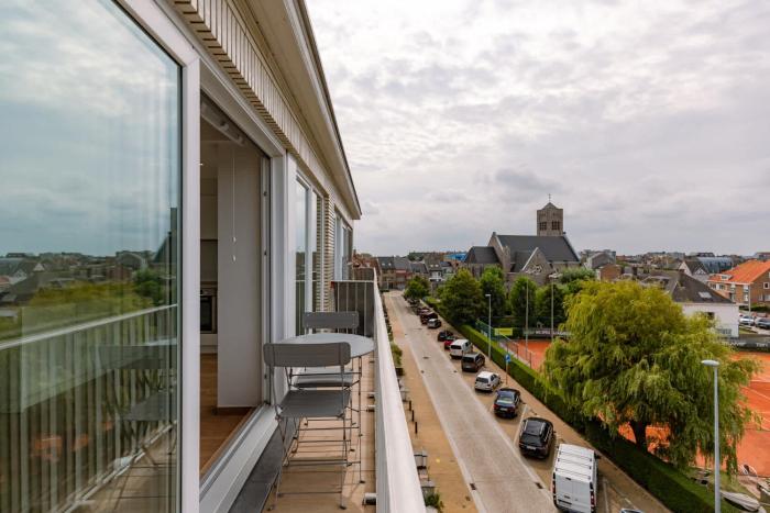 Modern Apartment with Balcony Near City Center