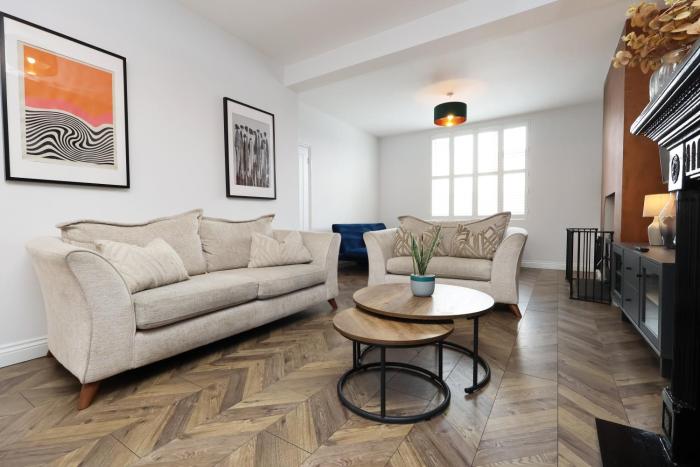 Spacious 3 Bedroom Home in Heart Of Pontypool With Parking - By EKLIVING LUXE Short Lets & Serviced Accommodation