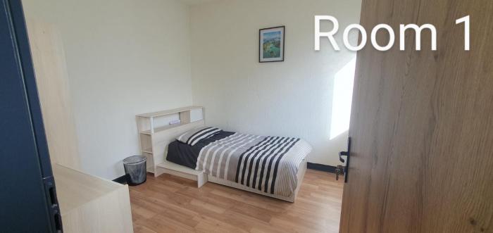 Zimmer 1 von 3 mit Gemeinschaftsbad-Küche, 30min Köln Messe Bahnhof, 5min Leverkusen Bahnhof Zentrum