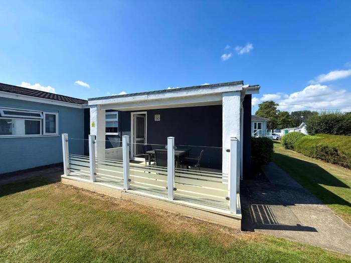 Dog Friendly Chalet With Outdoor Seating At Broadland Park And Marina Ref 12050B