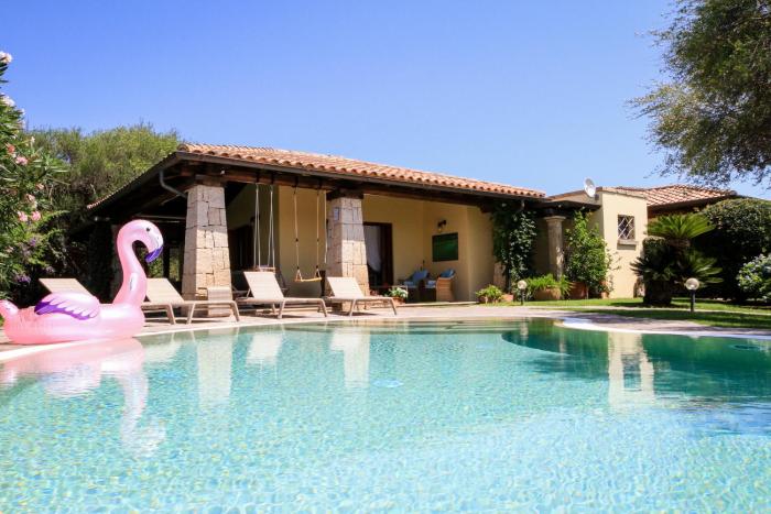 LuxRent Villa Smeralda Pool and Beach