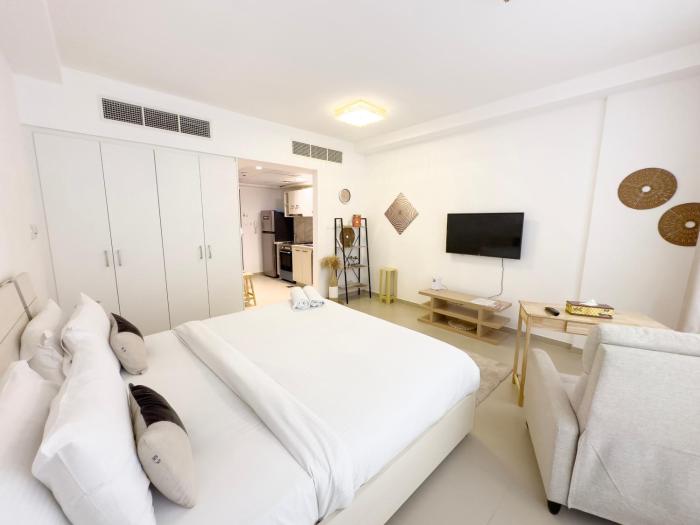 Comfortable Studio with Natural Light and Amenities