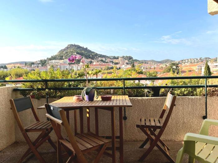 T2, 4 pers max, terrasse avec vue et parking privé, proche centre et mer