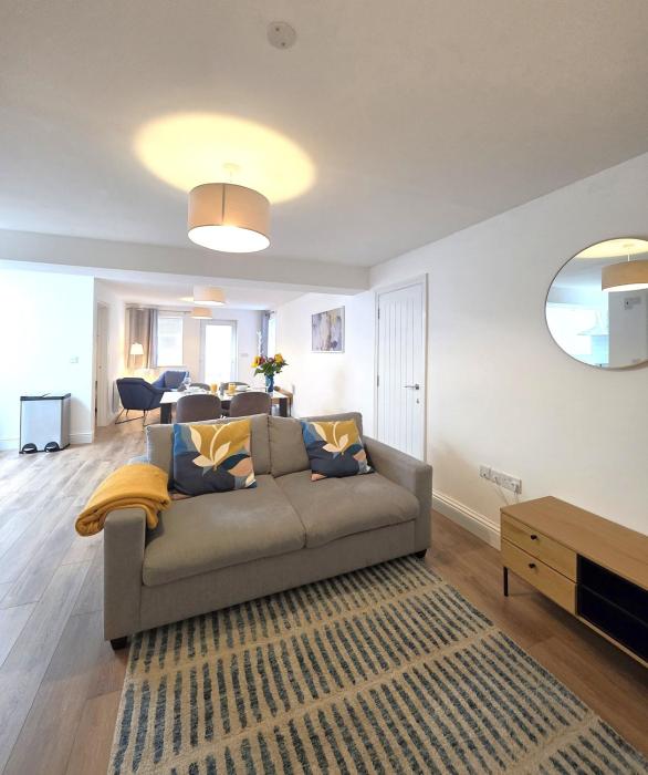 Deluxe One Bed Flat at Dawe Luxury Suites - An Entire Apartment near Ely Cathedral & Train Station - Ideal Gateway to Explore Ely, Cambridge, Norfolk & London - Sleeps up to 4