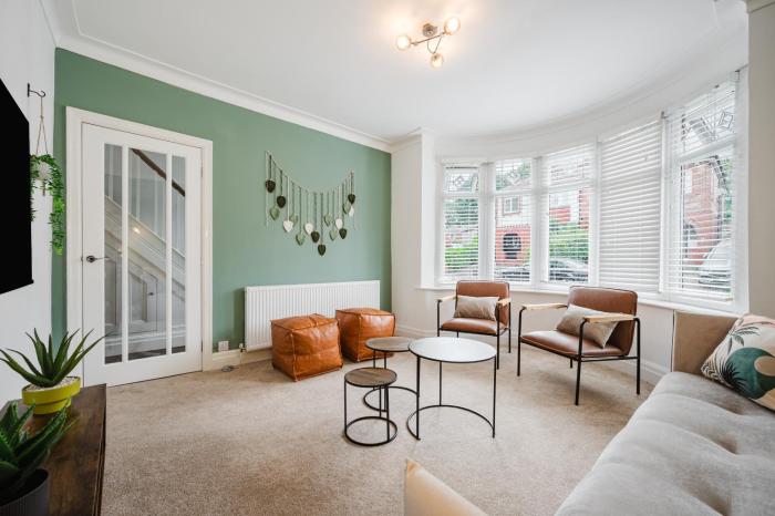 Hilton House - stylish 4-bed with parking