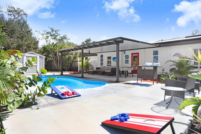 Tropical Pool Oasis Minutes From Tampa Bay Beaches