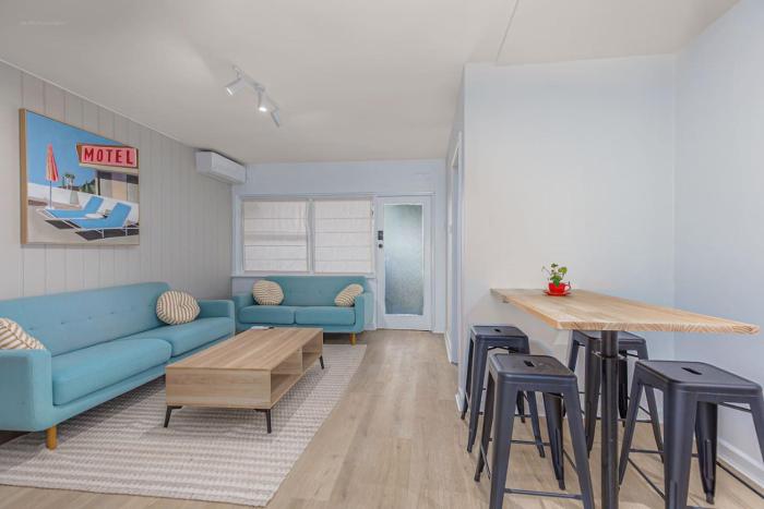 Sleeps 4 Priv. Courtyard Walk to Beach