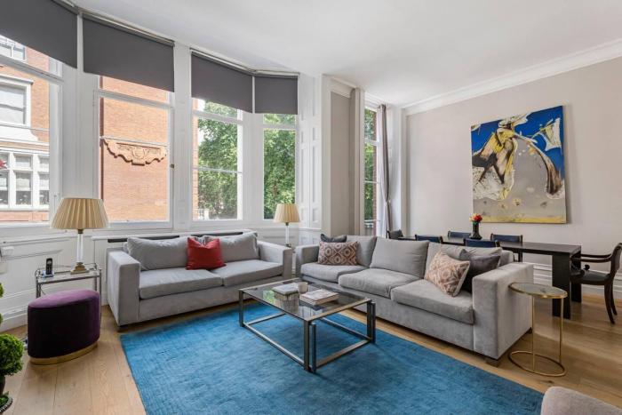 Cadogan Square Residence - High Ceilings and Balcony