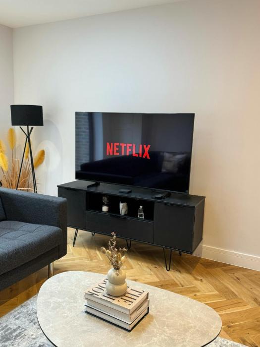 4 Beds Work Housing Near Croydon with Free Parking, High Speed WIFI sleeps up to 9