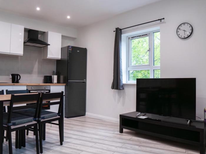 Stunning Modern 2 Bed Apartment, With Parking, Close to Town